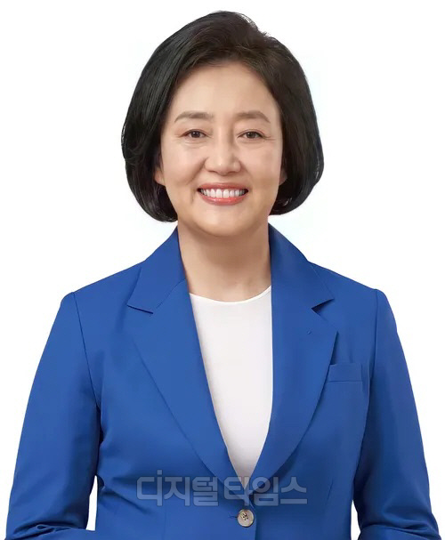 박영선 전 중소벤처기업부 장관이 9일 서울 여의도 KBIZ 중소기업중앙회(중기중앙회) 상근부회장실에서 디지털타임스와 인터뷰를 진행했다. <디지털타임스 DB>